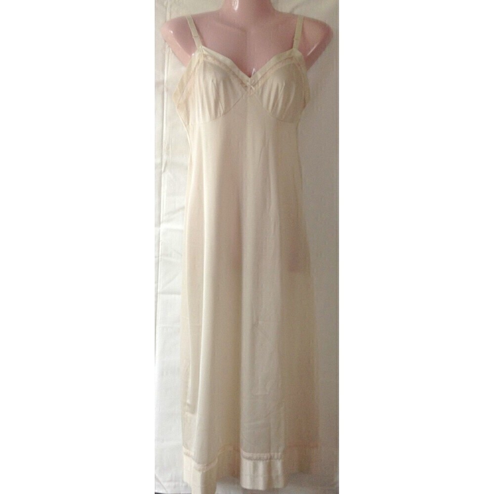 Vtg. Lorraine Full Slip Ivory Nylon Antron III Size 34